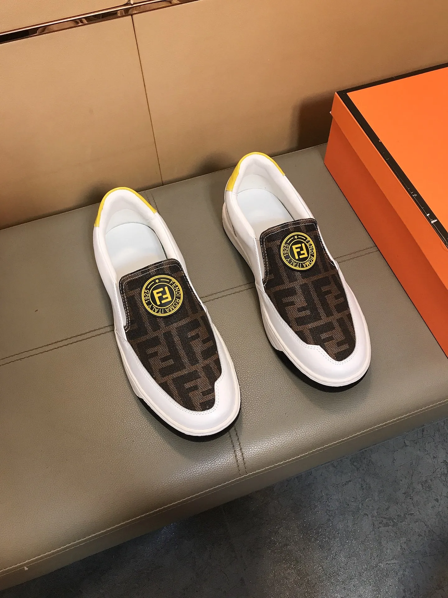 Factory price 400 🔆🔆[fendi] Fendi's classic and comfortable men's casual shoes, cowhide leather upper + brand printed surface, sheepskin lining + feet, rubber wear-resistant outsole. This unique style is suitable for all seasons, casual and exquisite sensibility, comfortable and natural on the feet. Everyday casual travel style in autumn and winter! Code number: 38-44